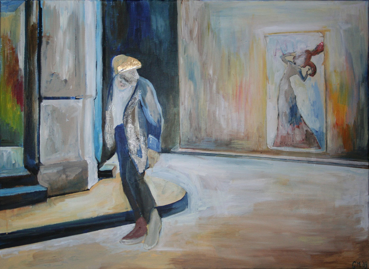 Schilderij 'Alma': een figuur met een gouden hoed loopt door een straat, met op de achtergrond een poster van twee dansende figuren aan de muur.