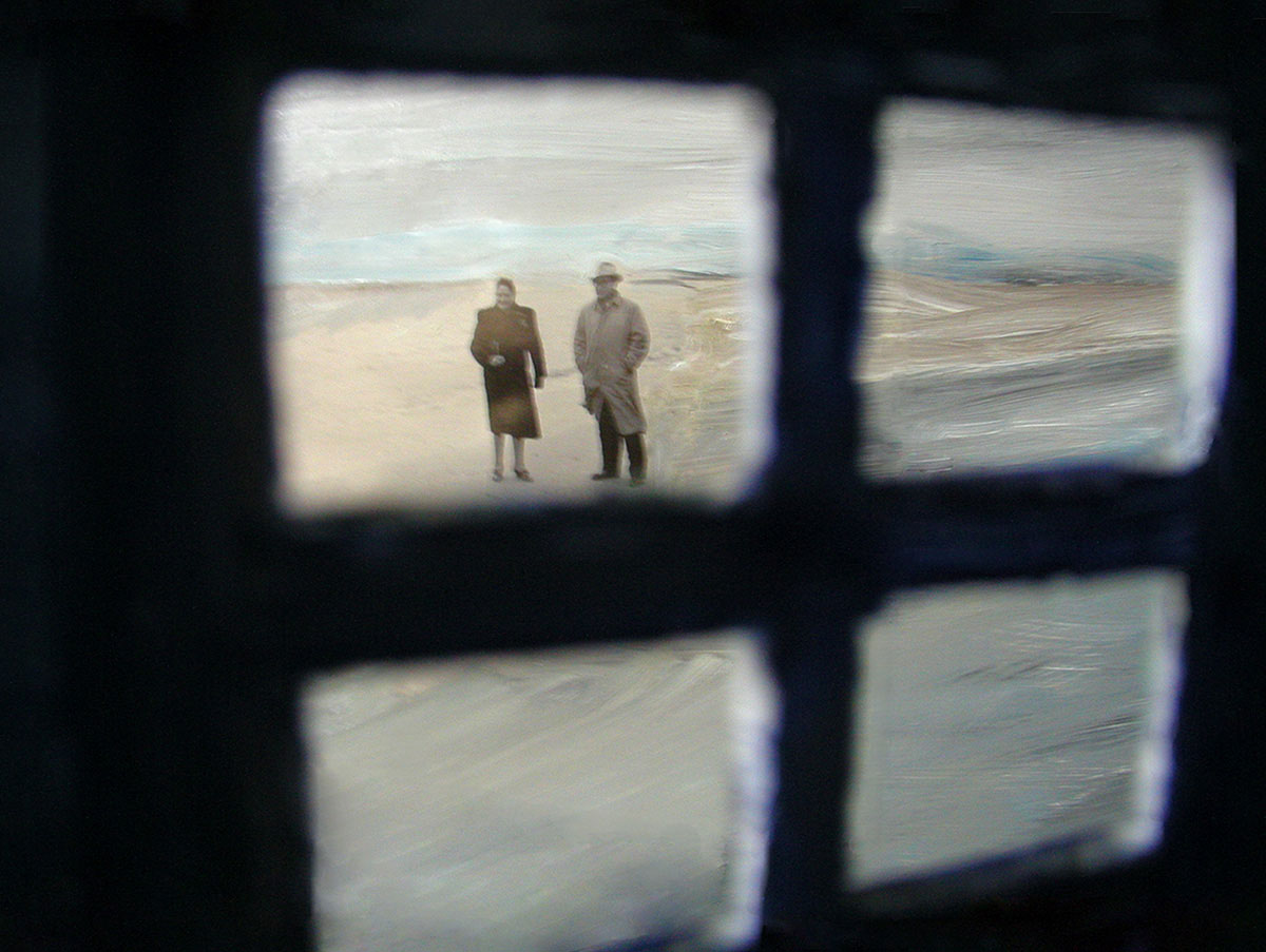 Mixed media werk 'Tijd 2': een beschilderd raamkozijn van foam met vier ruiten, waarvan er één een oude foto toont van een stel dat samen over een strand loopt.