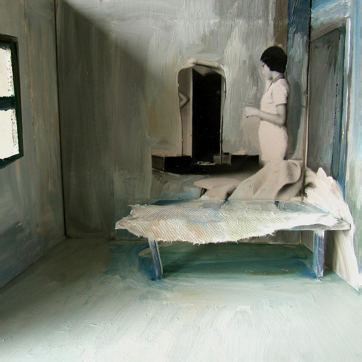 Mixed media werk 'Tijd 3': een beschilderde ruimte met een bank, waarin een oude foto van een staande vrouw is verwerkt.